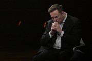 南宁特斯拉股价收涨超3%：特朗普无意沟通，马斯克父亲劝儿子低头
