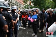 南宁美国多地举行“没有国王”抗议活动